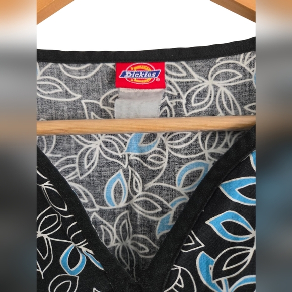 Dickies Black Scrub Top with Blue and White Leaf Pattern Size 2XL - Picture 3 of 3